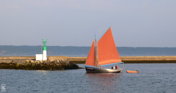 Bergère de Domrémy and harbour green mark - Bergère de Domrémy et feu vert du port