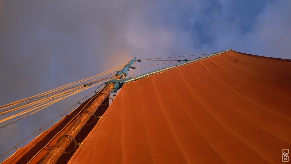 Sails of Bergère de Domrémy at sunset - Voiles de la Bergère de Domrémy au coucher du soleil