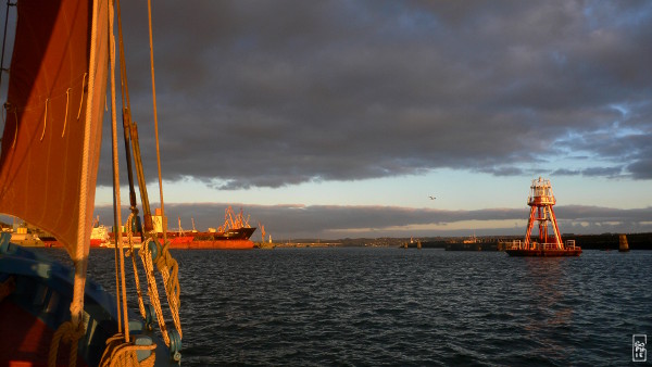 Trade harbour at sunset - Port de commerce au coucher du soleil