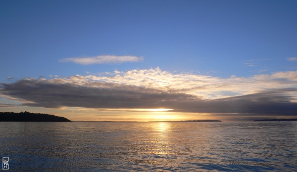 Sunset over the harbour - Coucher de soleil au-dessus de la rade