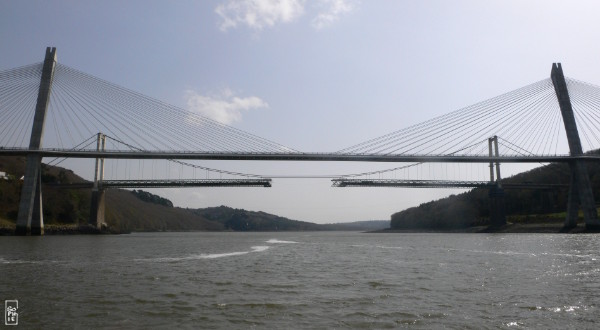 The old Térénez bridge during demolition - Le vieux pont de Térénez en cours de démolition