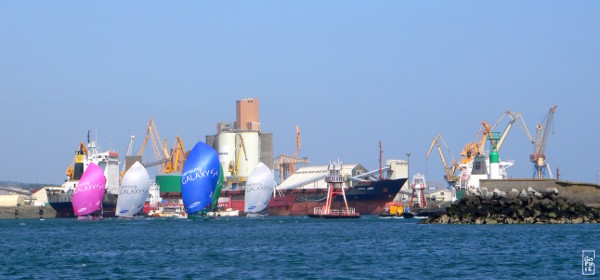 Finish line with spinnakers inside Brest trade harbour - Ligne d’arrivée sous spi dans les bassins du port de commerce