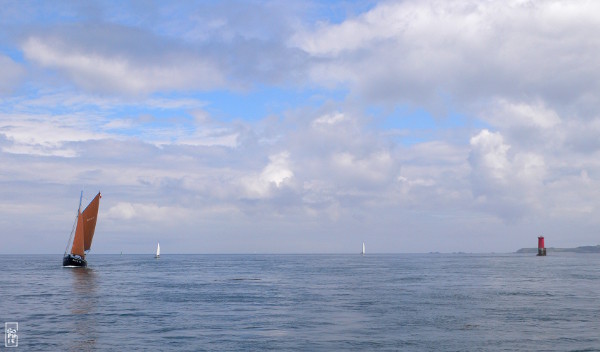 François Monique passing Grande Vinotière - François Monique passant devant la Grande Vinotière