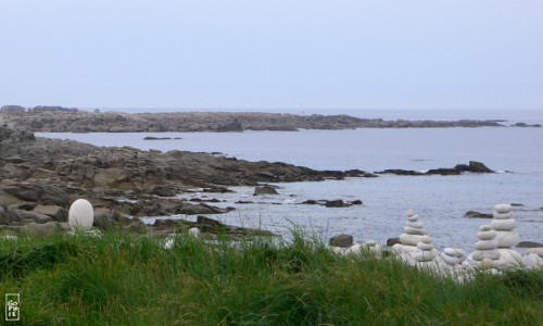 Piles of round stones - Piles de galets