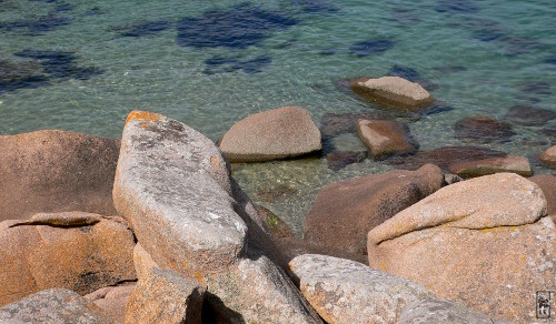 Rocks in clear water - Rochers dans l’eau claire