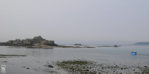 Amphibious bus crossing the bay - Bus amphibie traversant la baie