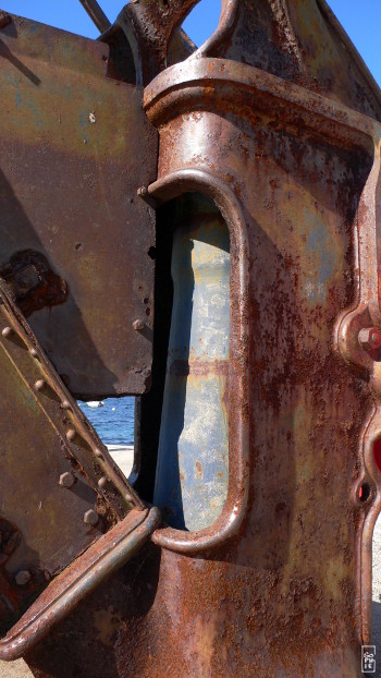 Rusty crane base - Base de la grue rouillée