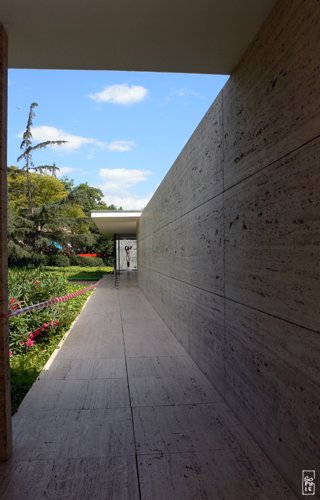 Inside Mies van der Rohe pavilion - Dans le pavillon Mies van der Rohe