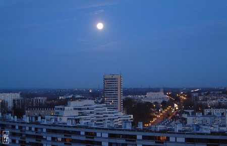 Moon at dusk - Lune entre chien et loup