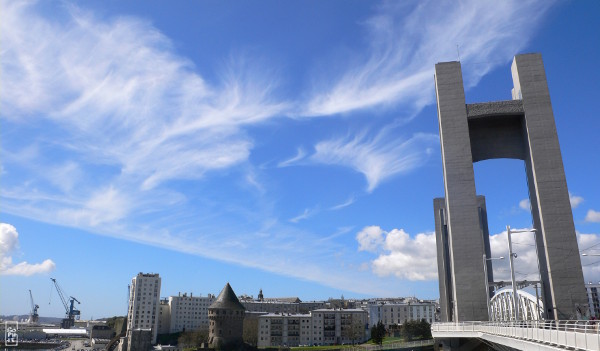 Wispy clouds above Recouvrance bridge and Tanguy tower - Nuages en filaments au-dessus du pont de Recouvrance et de la tour Tanguy