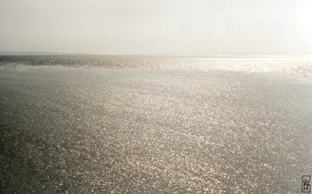 Water on sand reflecting the light - L’eau et le sable refletent la lumiere