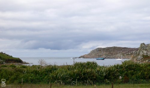 Notre-Dame de Rumengol moored between Tresco & Bryher - Notre-Dame de Rumengol au mouillage entre Tresco & Bryher