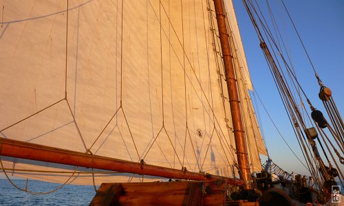 Sunrise on the sails - Lever de soleil sur les voiles