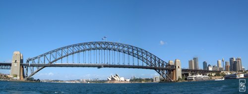 The Harbour Bridge seen from Darling Harbour - Le Harbour Bridge vu de Darling Harbour