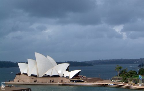 Sydney opera house under a ray of sun - L’Opera de Sydney sous un rayon de soleil